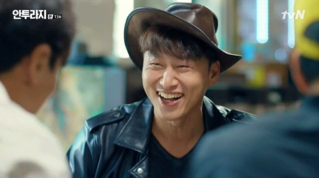 Man-ho laughing with Joon and Turtle