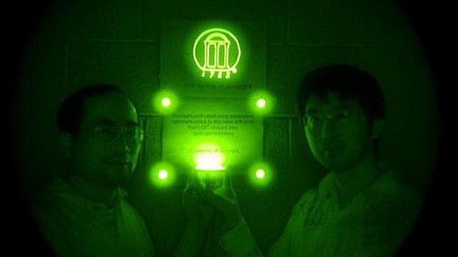 Un nuevo material expuesto un minuto al Sol emite dos semanas de luz nocturna
