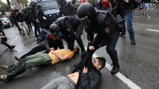 Una de les actuacions policials a Barcelona, el matí de l'1 d'octubre (Reuters)