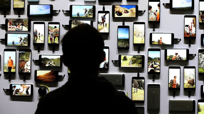 SAN FRANCISCO, CA - SEPTEMBER 29: An attendee looks at a display of new Google devices during a Google media event on September 29, 2015 in San Francisco, California. Google unveiled its 2015 smartphone lineup, the Nexus 5x and Nexus 6P, the new Chromecast and new Android 6.0 Marshmallow software features. (Photo by Justin Sullivan/Getty Images)