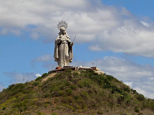 Monumento é considerado a maior imagem católica do mundo com 56 metros (Foto: Canindé Soares)