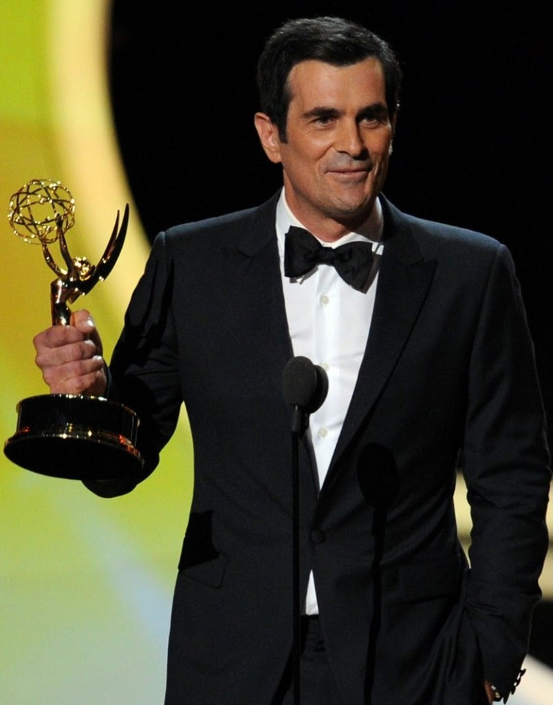 http://rodmagaru.com/wp-content/uploads/2011/09/julie-bowen-ty-burrell-emmy-winners-2011-05-804x1024.jpg