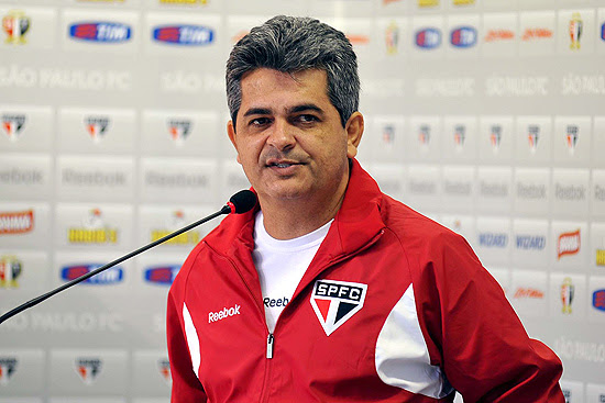 O técnico Ney Franco dá entrevista durante sua apresentação no São Paulo