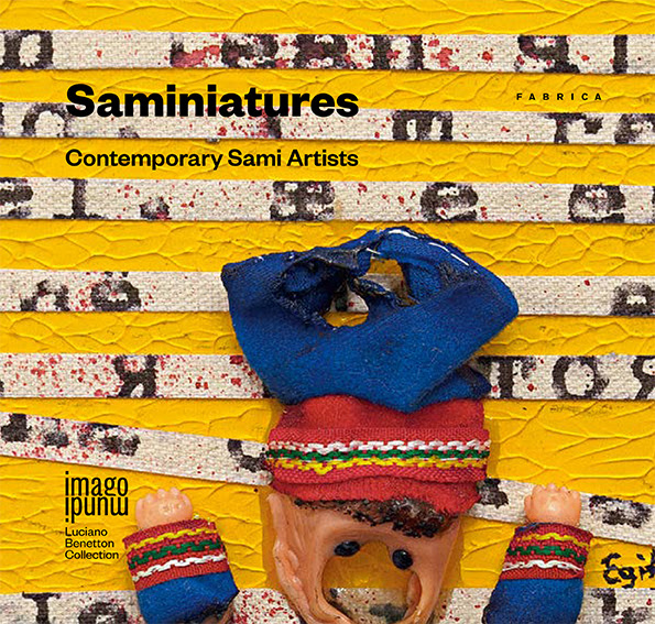 Il catalogo della mostra Saminiatures. I testi sono in italiano e inglese. 