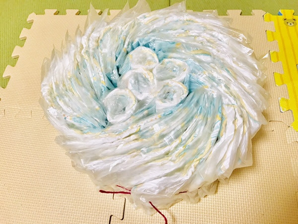 出産祝いにぴったり 100円ショップの材料でできる手作りおむつケーキ もちもち節約ライフ