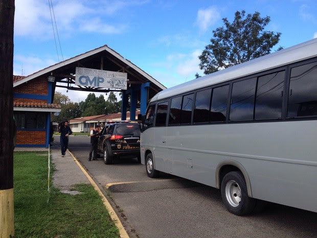Ônibus chegou ao Complexo Médico Penal por volta das 9h (Foto: Ana Zimmermann/ RPC Curitiba)