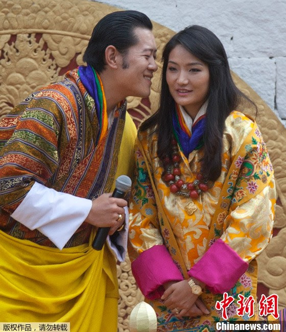 不丹国王旺楚克当众亲吻新婚妻子秀恩爱(高清组图)-搜狐滚动