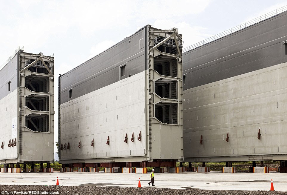 Incredible pictures show how the Panama Canal was ...