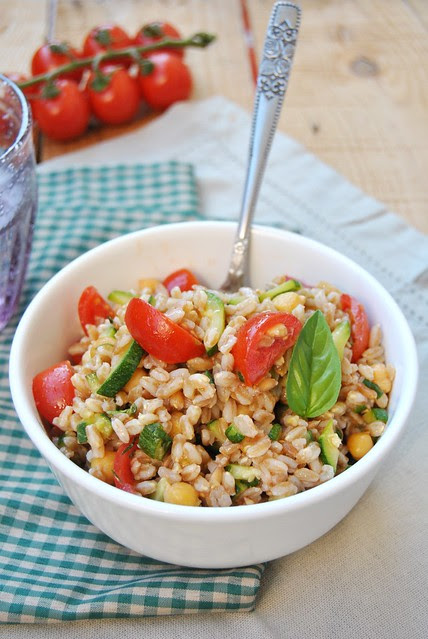 Spelt salad with chickpeas and zucchini
