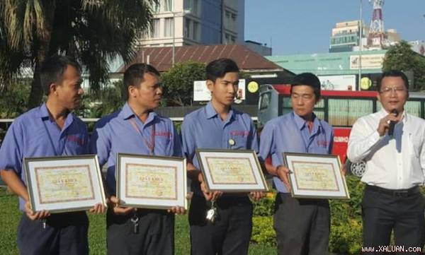 4 cá nhân vừa nhận giấy khen và tiền thưởng vì hành động động xả thân bắt kẻ gian trên xe buýt