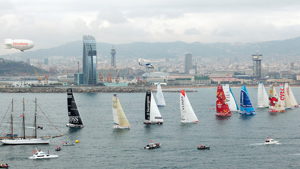 La flota de la Barcelona World Race 2010/11, durante la salida de la...