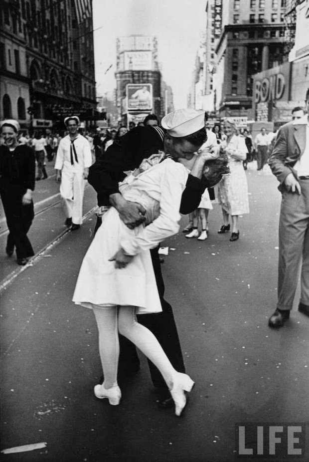 Αυτή η φωτογραφία απεικονίζει την ανακούφιση που ένιωσαν όλο,ι όταν κηρύχθηκε η ανακωχή στον Β 'Παγκόσμιο Πόλεμο. Σε αντίθεση με ότι πιστεύουν οι περισσότεροι, οι δύο που φιλιούνται δεν ήταν ζευγάρι.