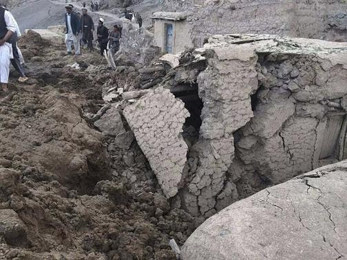 Afghan villagers gather at the site of a landslide at the Argo district in Badakhshan province, May 2, 2014. REUTERS-Stringer