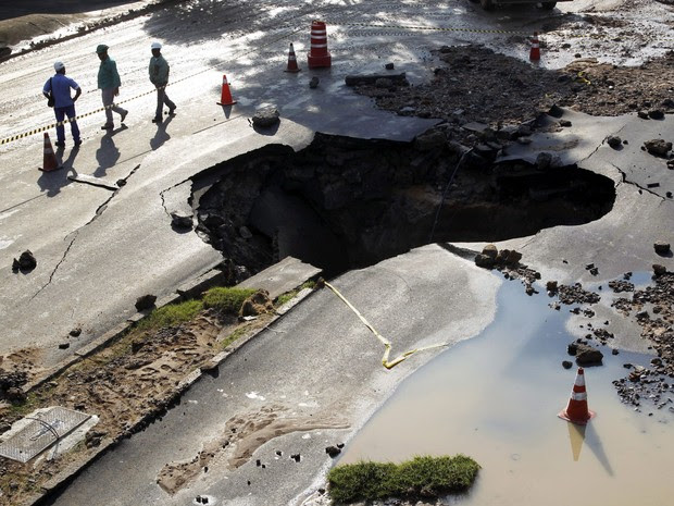 Cratera, Maracanã, Cedae, tubulação (Foto: Custodio Coimbra/Agência O Globo)