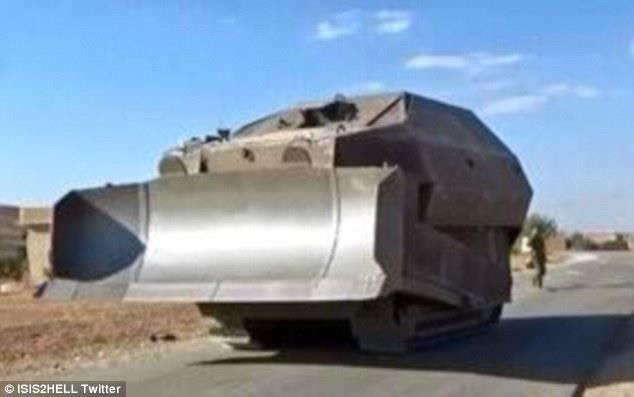 صور : الأكراد يحولون شاحناتهم الى آليات عسكرية لارهاب داعش