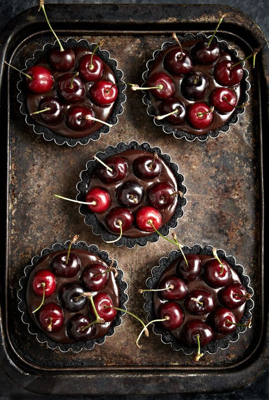 Chocolate Cherry Tarts with Oreo Crust ~ No-bake and so pretty! #easy #cherry #summer #tart #recipe