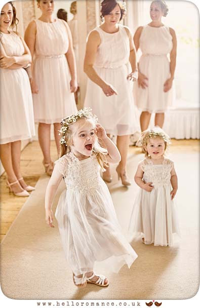 Flower Girl excited at seeing Bride - www.helloromance.co.uk