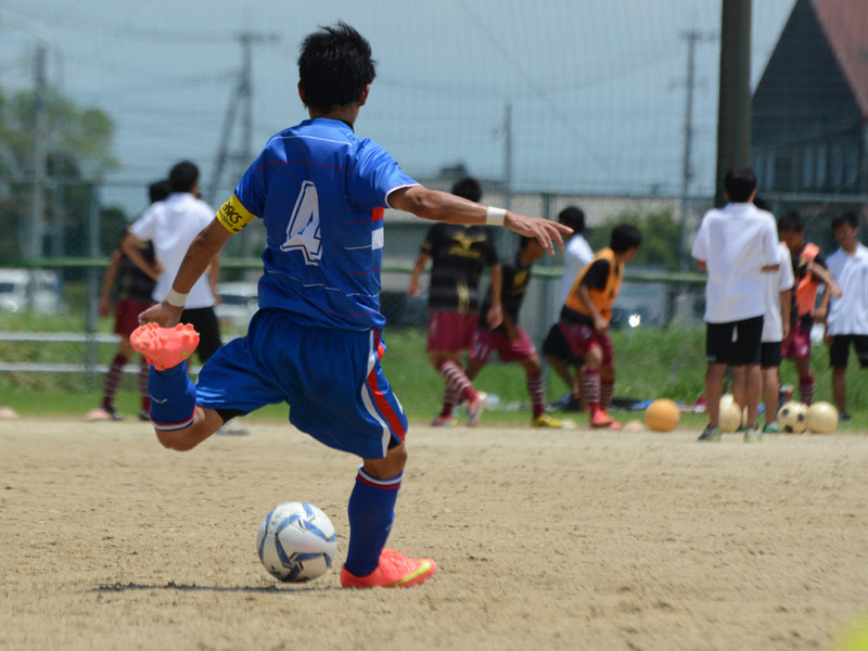 最速 サッカー シュート 後ろ姿