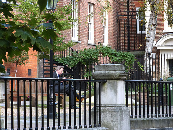 derrière l'église, it's lunch tme