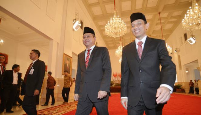 DPR Minta Tidak Ada 2 Nakhoda di Kementerian ESDM HorasSumutNews.com - Berita Kementerian ESDM yang Baru Terkini Terbaru Hari Ini - – Pengangkatan Ignasius Jonan dan Arcandra Tahar sebagai Menteri ESDM dan Wakil Menteri ESDM diharapkan tak menimbulkan polemik baru. Di mana, dikhawatirkan akan ada dua nakhoda di Kementerian Energi dan Sumber Daya Mineral tersebut. Sebab, Nasional, Menteri - Menteri Indonesia, 