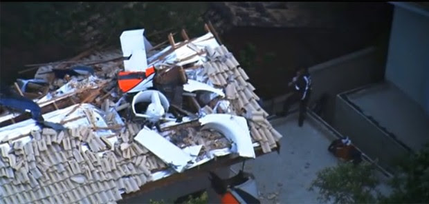 O helicóptero onde estava Thomaz Alckmin, filho do governador de São Paulo, Geraldo Alckmin (PSDB), caiu sobre uma casa em Carapicuíba, na Grande São Paulo (Foto: Reprodução/TV Globo)