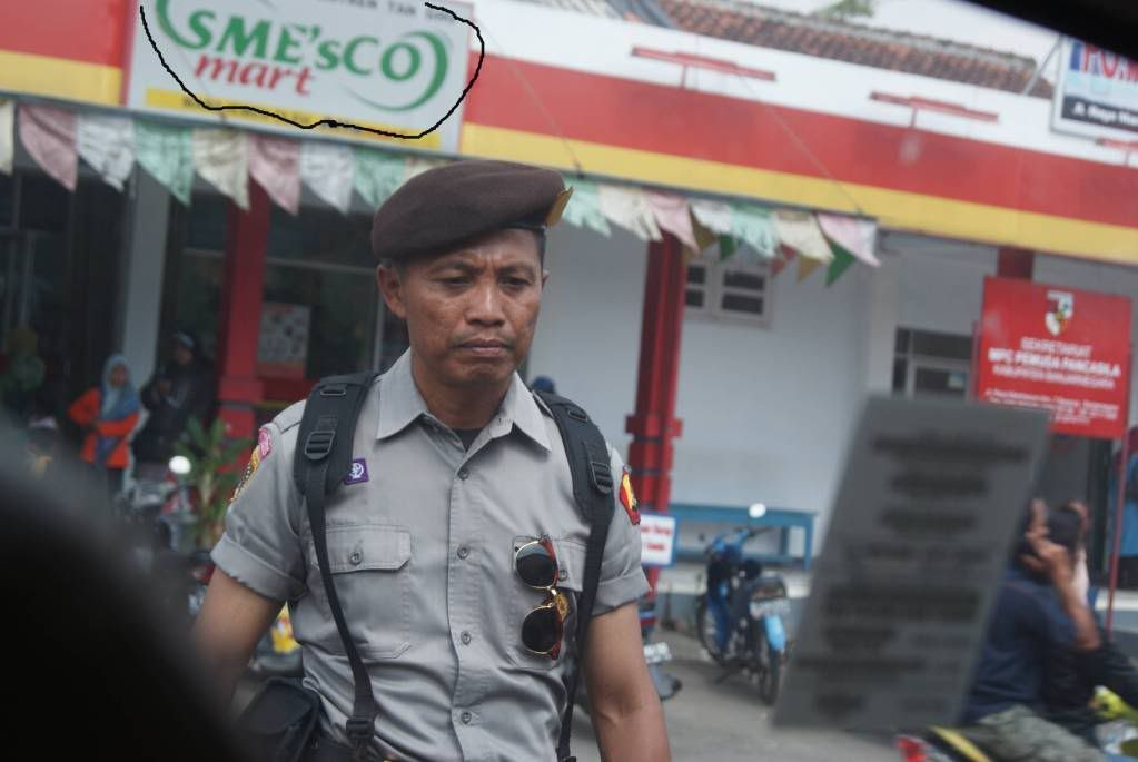 INDONESIA KU INDONESIA: bapak polisi atau bapak pramuka 