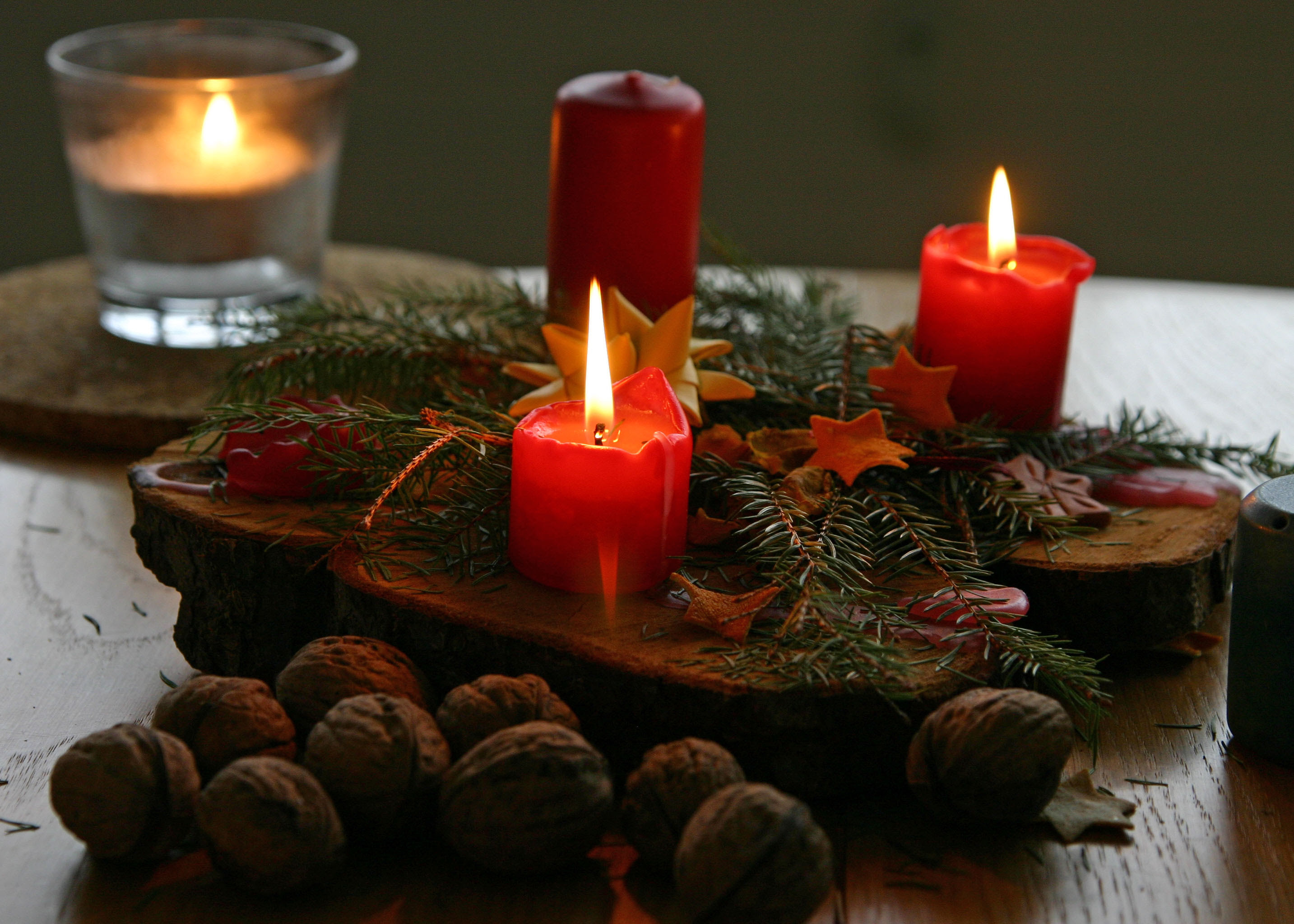 http://upload.wikimedia.org/wikipedia/commons/5/5a/Christmas_candles.jpg