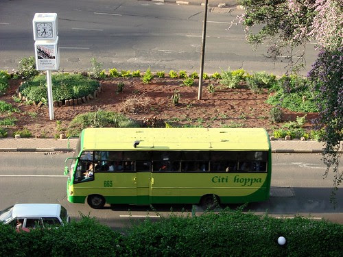 Un citi hoppa per una avinguda de Nairobi, probablement; llicència de Rob, orangejack @ Flickr