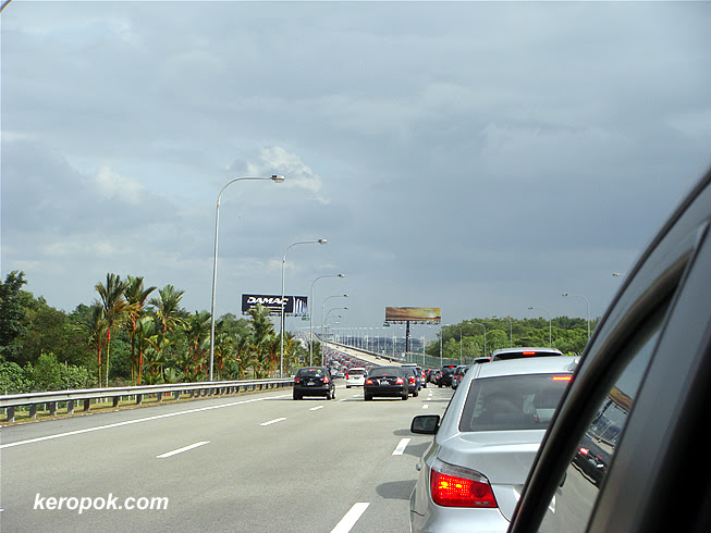 Jam starts before the bridge to Singapore