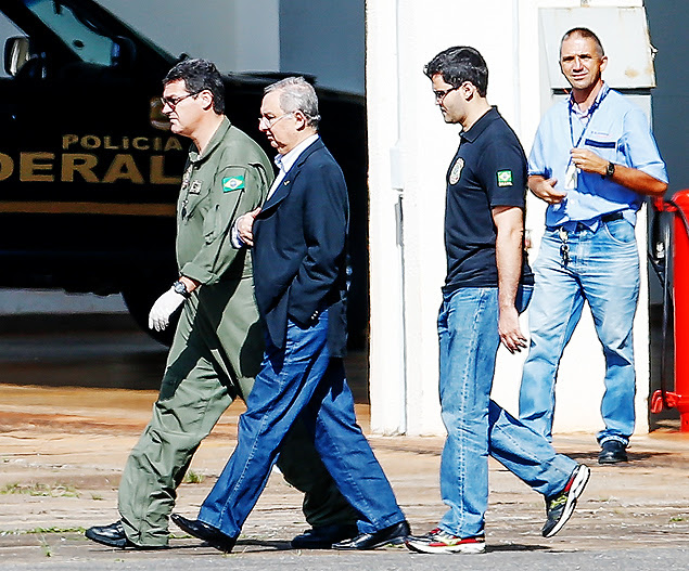 BRASILIA, DF, BRASIL, 24-11-2015, 09h00: O pecuarista Jose Carlos Bumlai, amigo do ex presidente Lula, é conduzido até o avião da PF, no hangar da corporação. Ele foi preso na operação Lava Jato hoje pela manhã no hotel onde estava hospedado em Brasília e será transferido para Curitiba. (Foto: Pedro Ladeira/Folhapress, PODER)