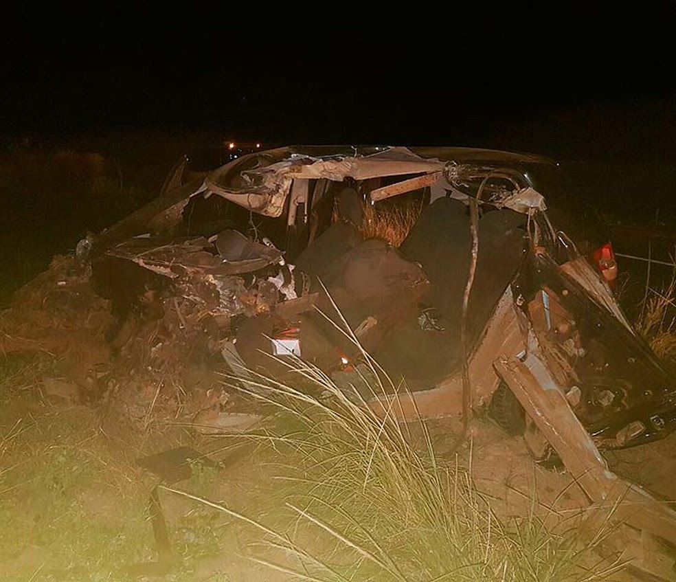 Carro envolvido em acidente na BR-020 ficou destruído e motorista morreu (Foto: Weslei Santos/Blog do Sigi Vilares)