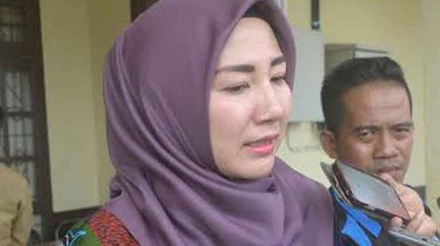 Miris! Ini Komentar Istri Bupati Katingan usai Suaminya Dipergoki 'Berzina' dengan Istri Polisi http://ift.tt/20kt43r - Berita Terkini Terbaru Hari Ini - Ucapan terima kasih dituliskan akun Endang Susilawatie, istri Ahmad Yantengli (44) Bupati Kabupaten Katingan Kalimantan Tengah. Wakil Ketua I DPRD Katingan ini menuliskan balasan singkat saat diminta bersabar. "Yang sabar bunda katingan," tulis akun Ema Yusma di dinding Endang, Jumat (6/1/2016).