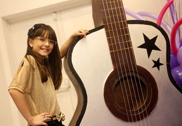 Larissa Manoela, a intérprete de Maria Joaquina, faz pose para os fotógrafos (Foto: Léo Franco/AgNews)