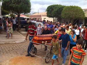 Familiares e amigos acompanharam o enterro (Foto: Anderson Barbosa/G1)