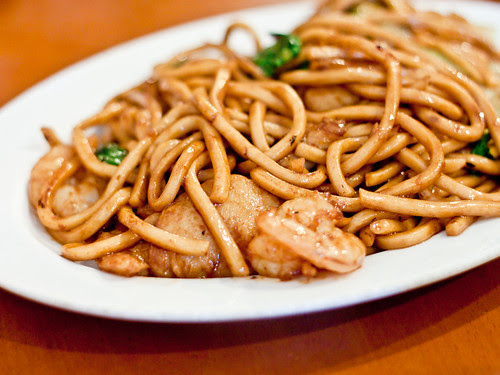 Seafood pan-fried udon
