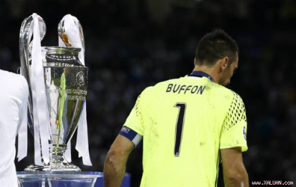  Chiếc cup Champions League vẫn ngoảnh mặt với Buffon. Ảnh: Reuters.