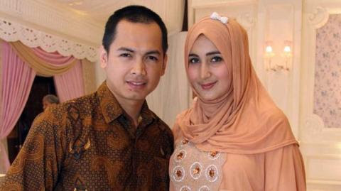 Foto: Unggah Foto Bersama Pria Lain, Istri Tommy Kurniawan Lepas Jilbab http://ift.tt/20kt43r - Berita Terkini Tommy Kurniawan Terbaru Hari Ini -Kabar mengejutkan datang dari keluarga Tommy Kurniawan dan Fatimah Tania Nadira Alatas. Secara mengejutkan, beberapa bulan terakhir ini Tania Nadira melepas jilbabnya. Padahal, setelah menikah dengan Tommy, gadis keturunan arab ini memutuskan untuk berjilbab. Mengapa ? Apakah ini ada hubungannya dengan kabar keretakan rumah tangganya bersama Tommy ? Belum ada konfirmasi secara langsung dari kedua belah pihak.