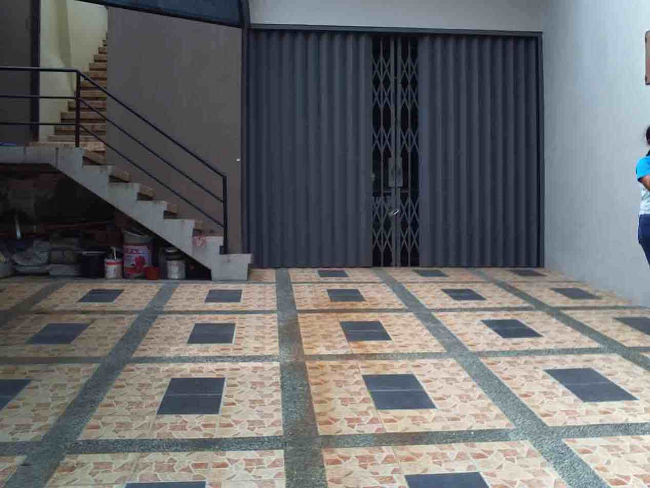 Foto Keramik Lantai Garasi Sederhana Eksterior Rumah 1822 Foto Keramik Lantai Garasi Sederhana Eksterior Rumah 1822
