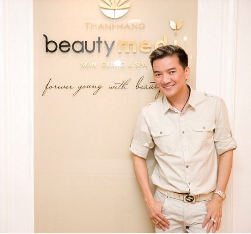 Ca sĩ Đàm VĩnhHưng tại Thanh Hằng Beauty Medi.