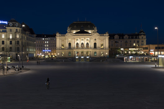 Façade lighting with projection at Zurich Opera House at Sechseläutenplatz. Photo by Juliet Haller. Image © Stadt Zürich