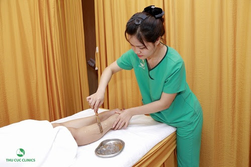 Chuyên viên thoa gel lạnh làm trước khi triệt lông bằng công nghệ cao