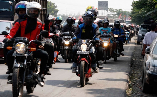 F: Ilustrasi pemudik yang menggunakan sepeda motor (Arif Julianto / Okezone)