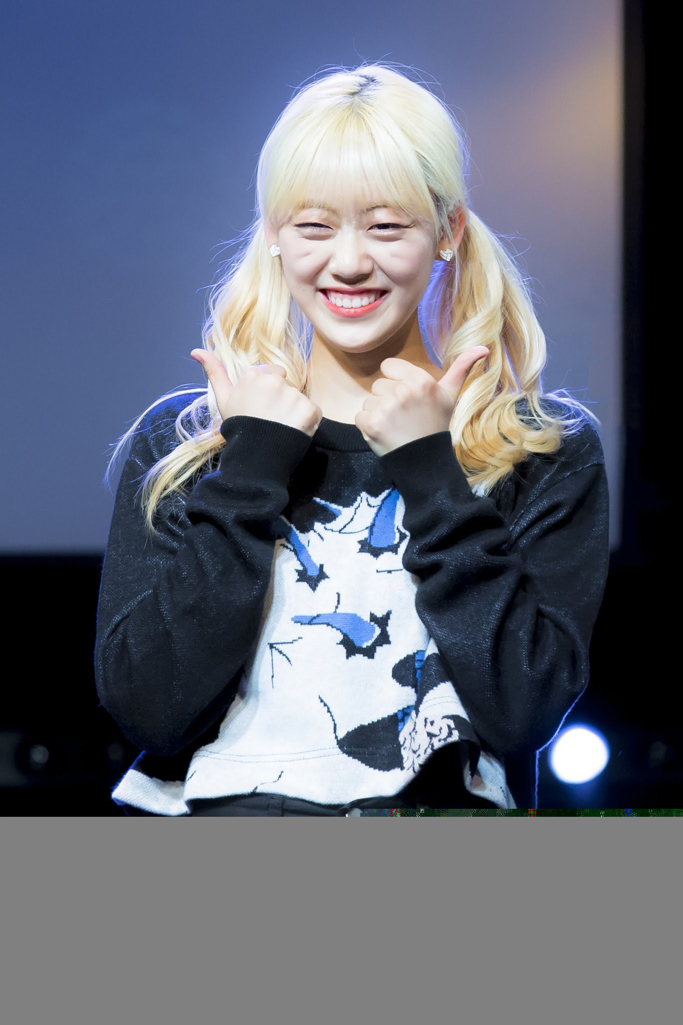 인디언 보조개가 굉장히 깊게 패인 신인아이돌 | 인스티즈