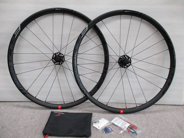 Fulcrum Racing 3 Db 2way F R センターロック フルクラム レーシング ３ センターロック ディスクブレーキ対応 C 1９ チューブレス対応 入荷中 特価販売中 スマートフォン