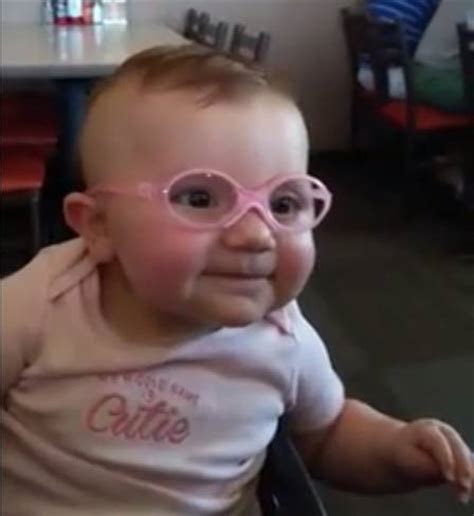 pais de bebe  virou hit ao usar oculos  miopia