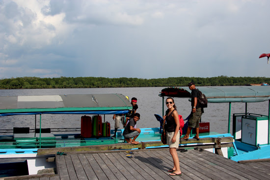 Natalia en el embarcadero a punto de subir a la lancha