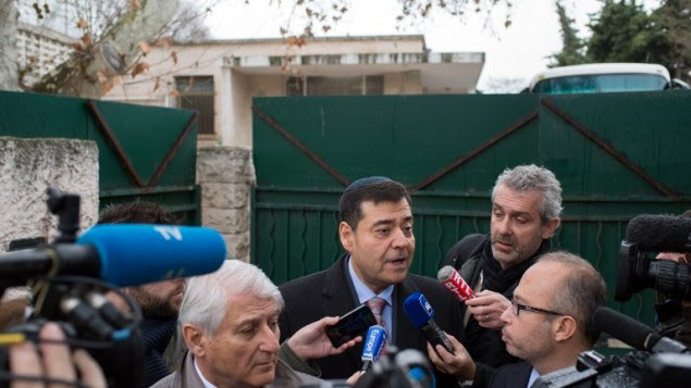 Le président du Consistoire juif de Marseille Zvi Ammar (C) parle aux journalistes devant l'école juive 'La Source' à Marseille, sud de la France, le 11 janvier 2016, après l'attaque contre un enseignant juif par un adolescent armé d'une machette. (Crédit : AFP / BERTRAND LANGLOIS)