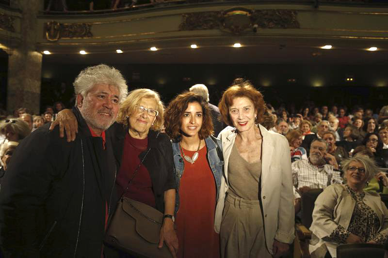 Carmena, con Almodóvar, Inma Cuesta y Marisa Paredes en un acto este viernes | EFE