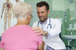 Atención a una paciente en una consulta médica.