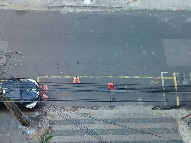 Família acredita que fiação elétrica amorteceu a queda de criança (Foto: Elias Bruno/G1)